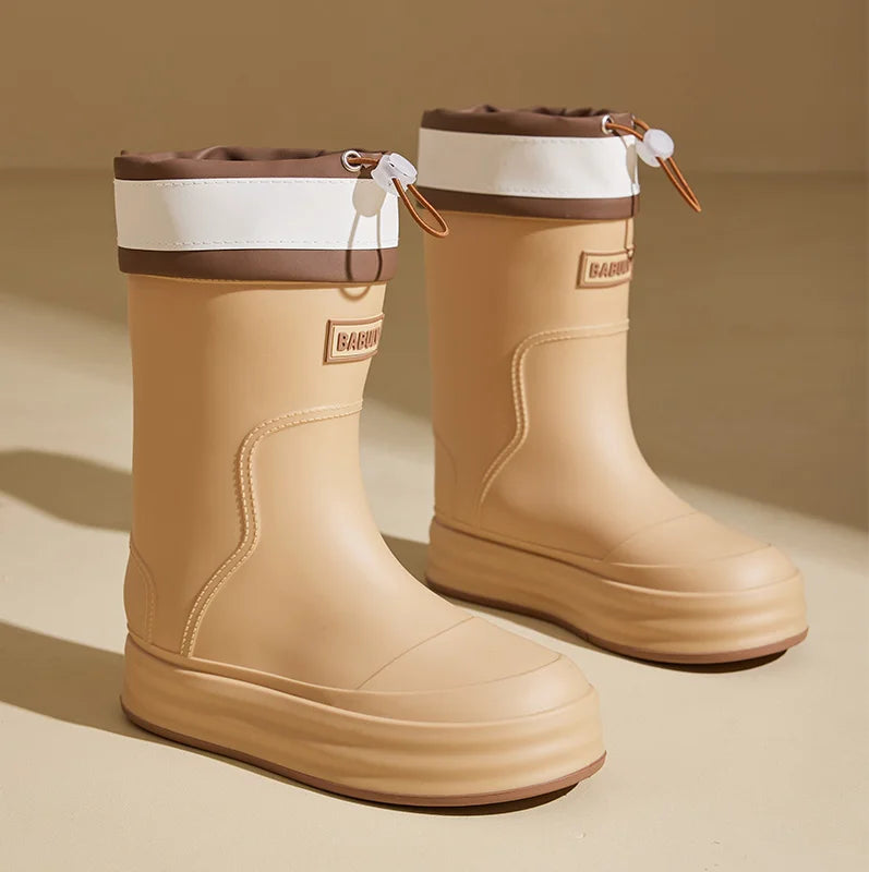 Regenlaarzen voor de herfst - Beige rubberlaarzen met contrasterende strepen en platte zool voor dames