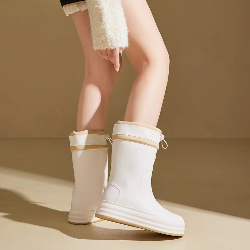 Regenlaarzen voor de herfst - Beige rubberlaarzen met contrasterende strepen en platte zool voor dames