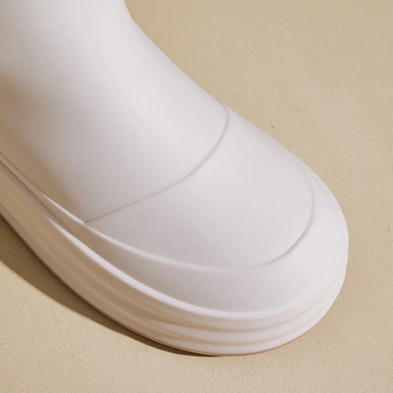 Regenlaarzen voor de herfst - Beige rubberlaarzen met contrasterende strepen en platte zool voor dames