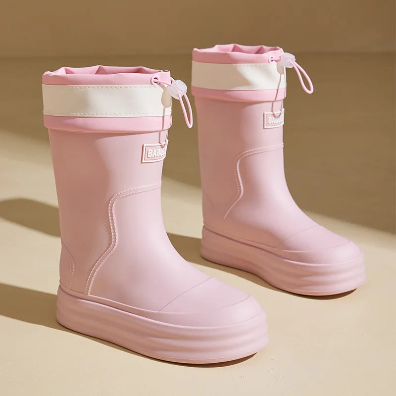 Regenlaarzen voor de herfst - Beige rubberlaarzen met contrasterende strepen en platte zool voor dames
