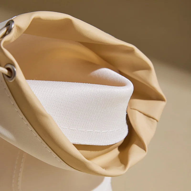 Regenlaarzen voor de herfst - Beige rubberlaarzen met contrasterende strepen en platte zool voor dames