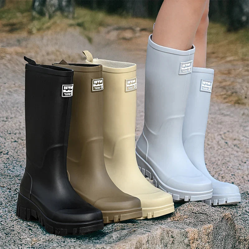 Regenlaarzen voor de herfst - Zwarte Chelsea rubberlaarzen met blokhak en profielzool voor dames