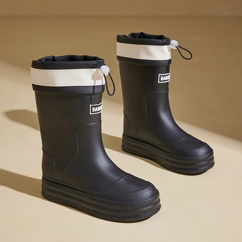 Regenlaarzen voor de herfst - Beige rubberlaarzen met contrasterende strepen en platte zool voor dames