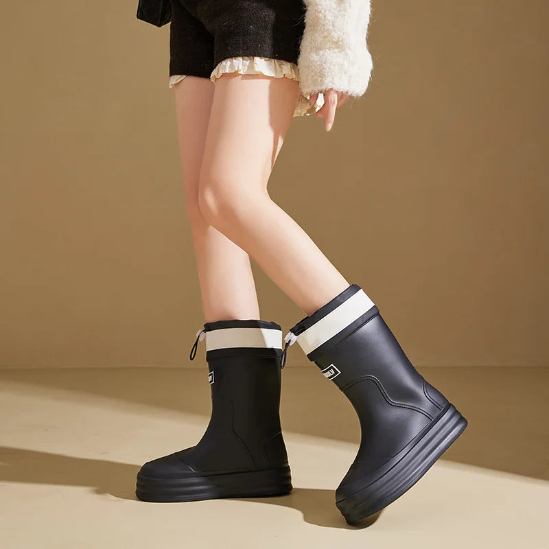 Regenlaarzen voor de herfst - Beige rubberlaarzen met contrasterende strepen en platte zool voor dames