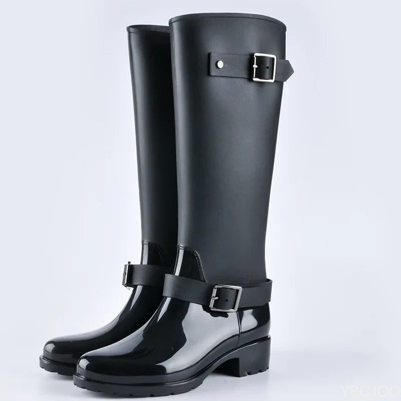 Regenlaarzen voor de herfst - Waterdichte hoge rubberlaarzen met gespen en hak voor dames