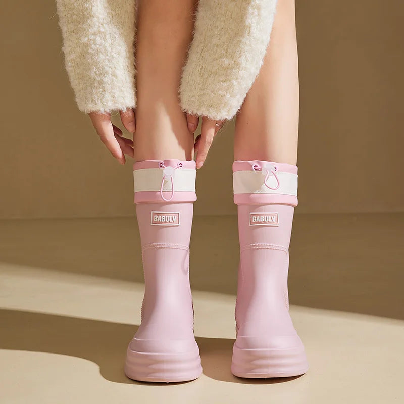 Regenlaarzen voor de herfst - Beige rubberlaarzen met contrasterende strepen en platte zool voor dames
