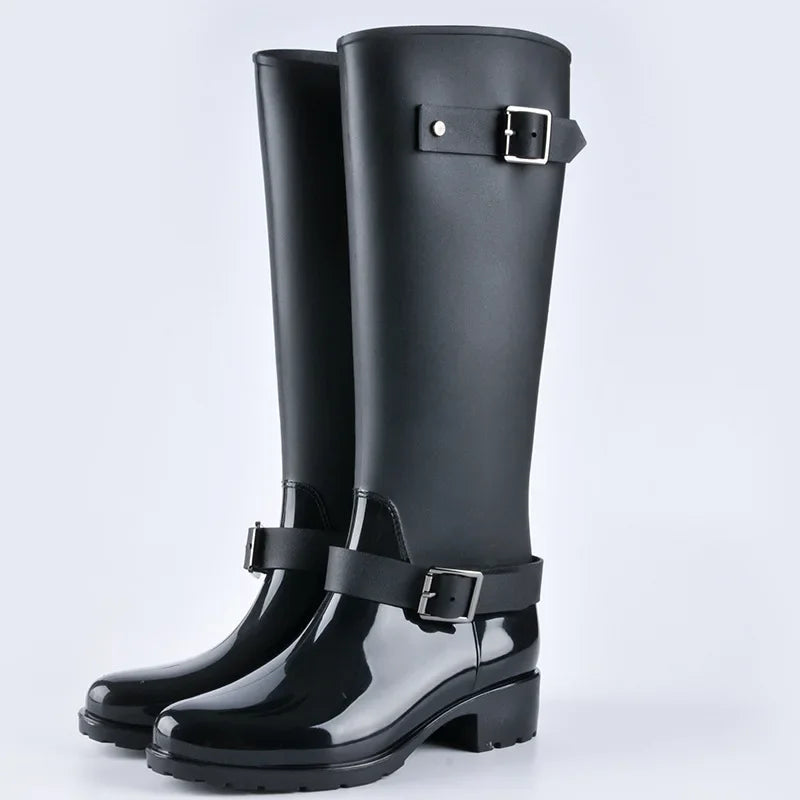 Regenlaarzen voor de herfst - Waterdichte hoge rubberlaarzen met gespen en hak voor dames