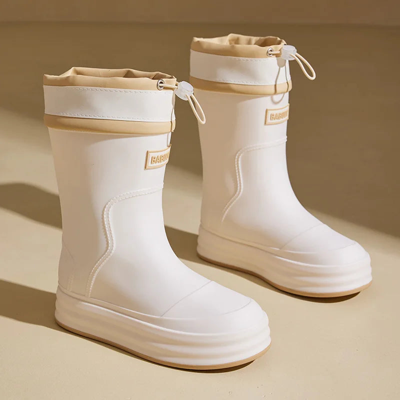Regenlaarzen voor de herfst - Beige rubberlaarzen met contrasterende strepen en platte zool voor dames